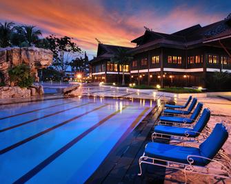 Pulai Springs Resort - Cinta Ayu All Suites - 新山 - 游泳池