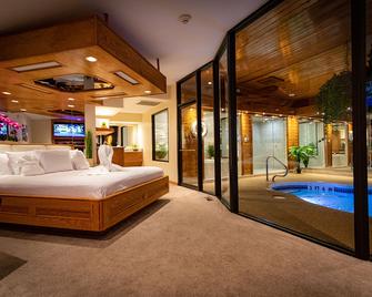 Sybaris Pool Suites Indianapoli - Indianapolis - Bedroom