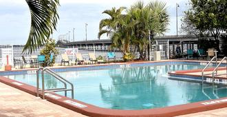 PG Waterfront Hotel and Suites - Punta Gorda - Piscina