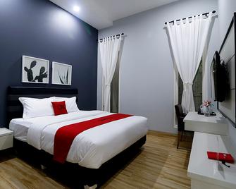 RedDoorz Premium Near Rs Pondok Indah - Jakarta - Bedroom