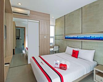 RedDoorz Plus @ Setiabudi Eight - Jakarta - Schlafzimmer