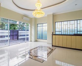 RedDoorz Plus @ Cideng Barat - Jakarta - Lobby