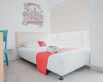 RedDoorz Plus @ Kapuk Business Park - Yakarta - Habitación