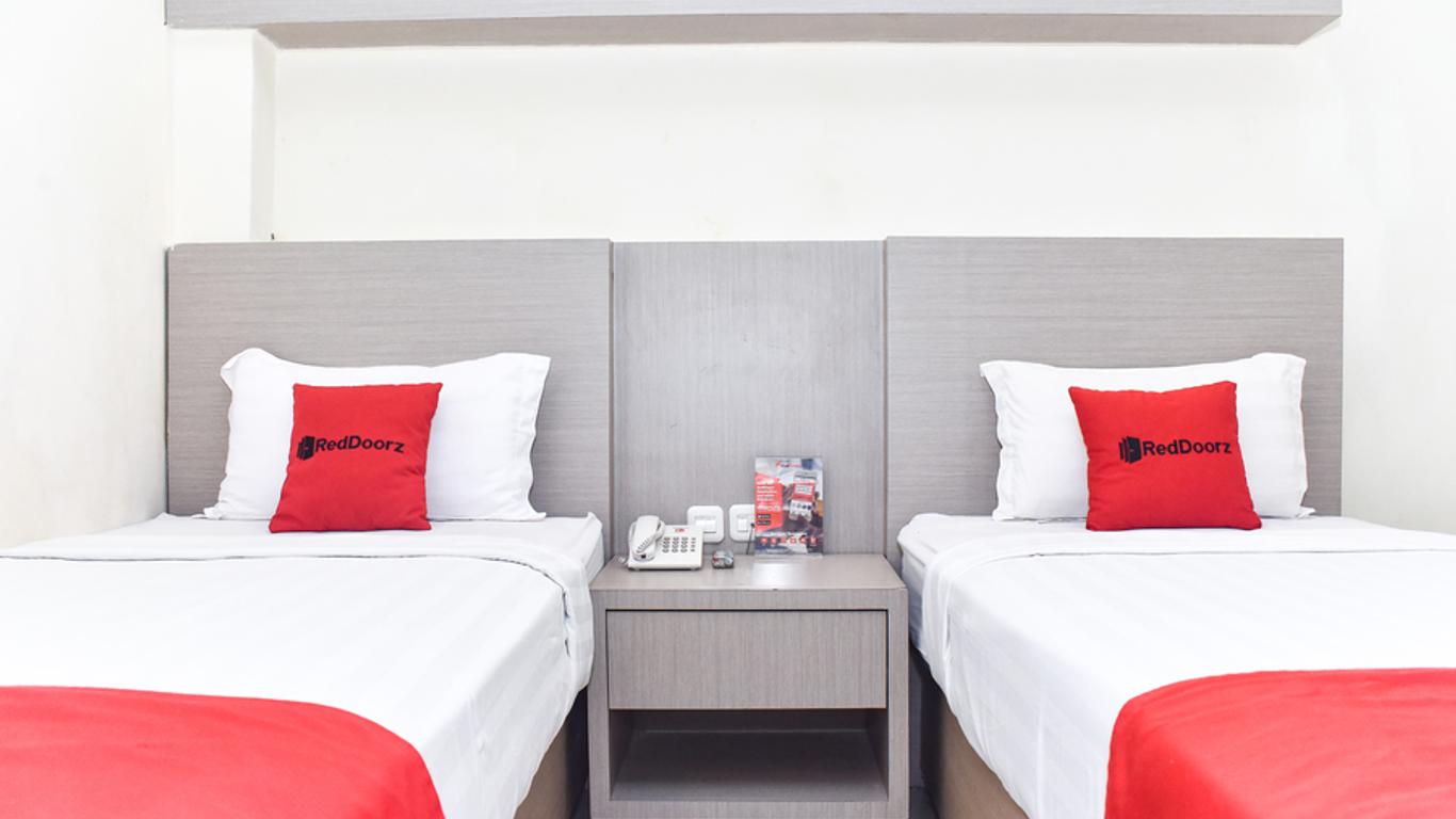 RedDoorz Plus near Makassar Town Square