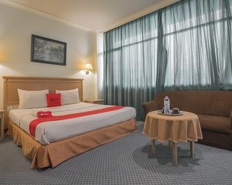 RedDoorz Plus @ Hotel Permata Alam - Cisarua - Habitación
