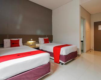 RedDoorz near Goa Sunyaragi - Cirebon - Κρεβατοκάμαρα