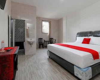 RedDoorz Plus Near Rs Royal Prima - Medan - Bedroom