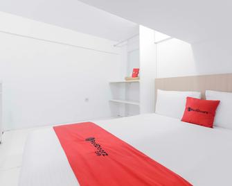 RedDoorz Near Hayam Wuruk - Yakarta - Habitación