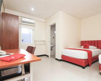 RedDoorz Plus @ Jalan Pemuda Jakarta - Yakarta - Habitación