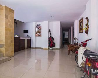 RedDoorz near Cilandak Town Square - Yakarta - Recepción