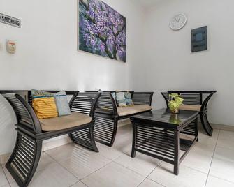 RedDoorz Plus near Trisakti University - Yakarta - Sala de estar