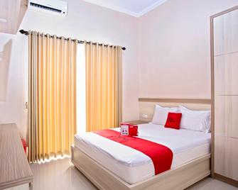 RedDoorz @ Condong Catur 3 - Depok - Habitación