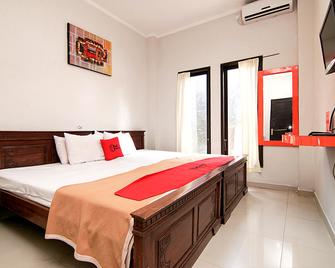 RedDoorz Plus Near Ubung Terminal Denpasar - Denpasar - Habitación