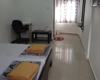 Vrp Guest House - Bhuj - Bedroom