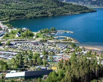 Mikkelparken Ferietun - Kinsarvik - Edificio