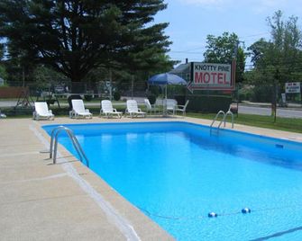 Knotty Pine Motel - Salisbury - Pool