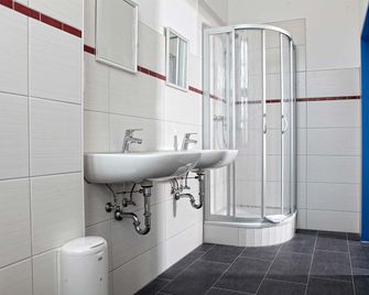 Hostel Am Güterbahnhof - Neubrandenburg - Badkamer