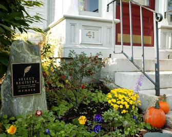 Hartstone Inn & Hideaway - Camden - Building