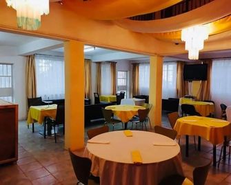 Zunox Guest House - Freetown - Restaurant