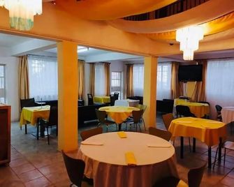 Zunox Guest House - فريتاون - مطعم