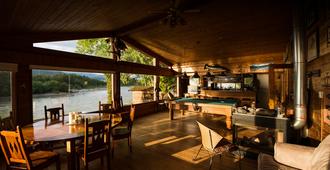 Skeena River House Bed & Breakfast - Terrace - Salon