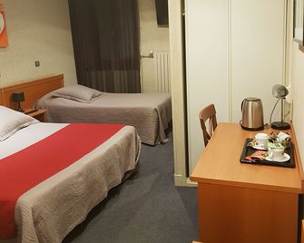 Hôtel de l'Europe - Saint-Jean-de-Maurienne - Bedroom
