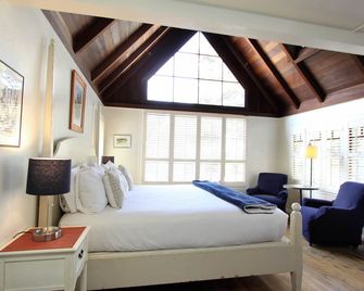 Lamp Lighter Inn and Sunset Suites - כרמל ביי דה סי - חדר שינה
