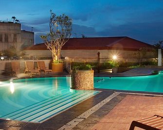 Hotel Bidakara Jakarta - ג'קרטה - בריכה