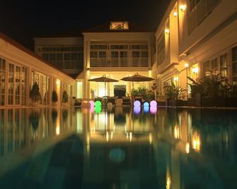 White Boutique Hotel & Residences - Σίχανουκβιλ - Πισίνα