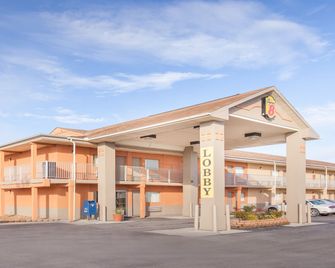 Super 8 by Wyndham Millbury/Toledo - Millbury - Building