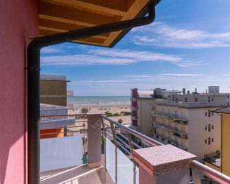 Hotel Helen - קאורלה - מרפסת