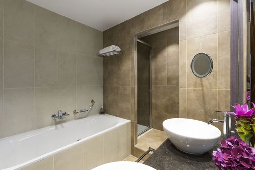The Ritz-Carlton, Hotel de la Paix, Geneva - Geneva - Bathroom