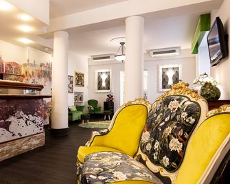Hotel Button - Parma - Lobby