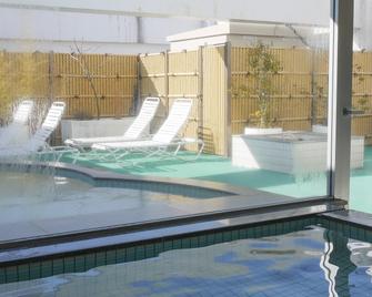 Hotel First - Kochi - Piscina