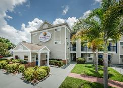 Tampa Bay Extended Stay Hotel - Largo - Building