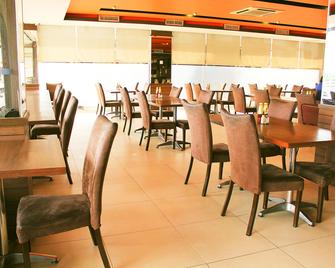 Capital O 90083 Riverfront Inn - Bintulu - Restaurant