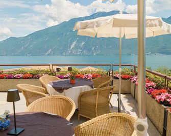 Hotel Ilma Lake Garda Resort - לימונה סול גרדה - מרפסת