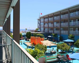 فلاجشيب أوشنفرونت هوتل - أوشن ستي - شرفة