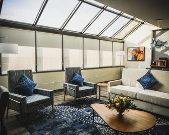 Delta Hotels by Marriott Cincinnati Sharonville - Sharonville - Living room