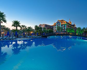 Siam Elegance Hotels & Spa - بيليك - حوض السباحة