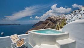 Athina Luxury Suites - Fira - Pool