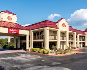 Red Roof Inn & Suites Clinton - Clinton - Budynek