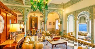 Shiv Niwas Palace by HRH Group of Hotels - אודאיפור - סלון