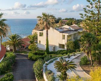 Hotel Villaggio Stromboli - ריקאדי - בניין