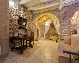 Donnaciccina Accomodation - Tropea - Olohuone