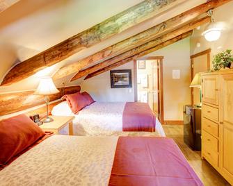 Historic Tamarack Lodge & Cabins - Martin City - Bedroom
