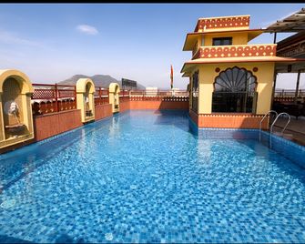 Umaid Residency - A Regal Heritage Home - Āmer - Zwembad