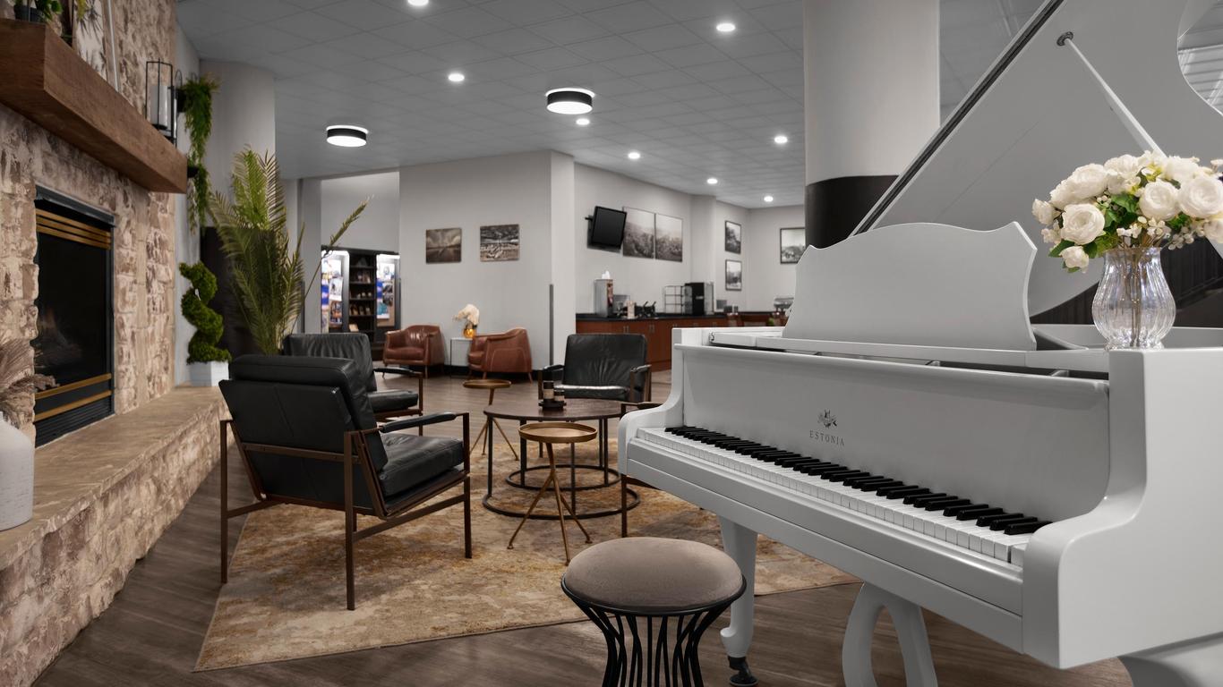 The Suites Hotel at Waterfront Plaza