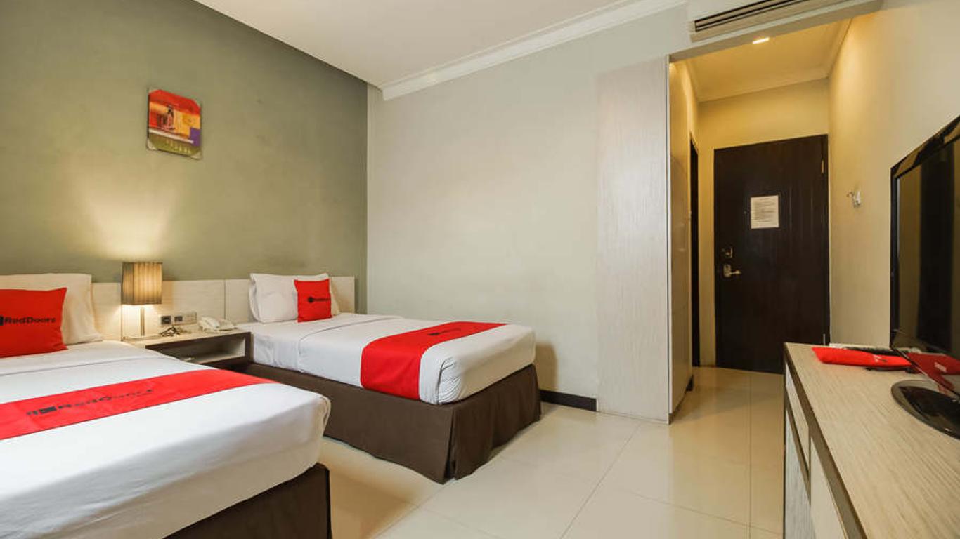 RedDoorz Plus @ Jalan Petojo Utara