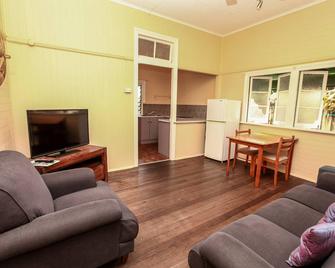 Ryan's Rest Boutique Accommodation - Cairns - Living room